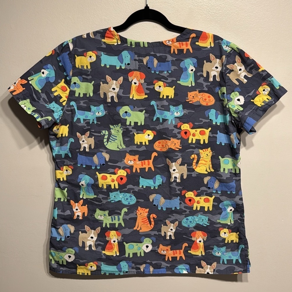 WhiteCross | ScrubTop | Size M | Color Gray with Dogs&Cats - Picture 5 of 8